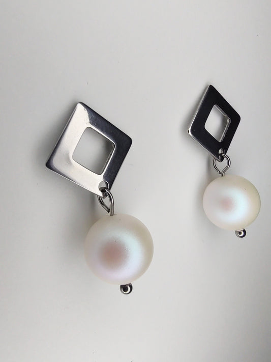 Pearl Square Earrings - Iridescent White